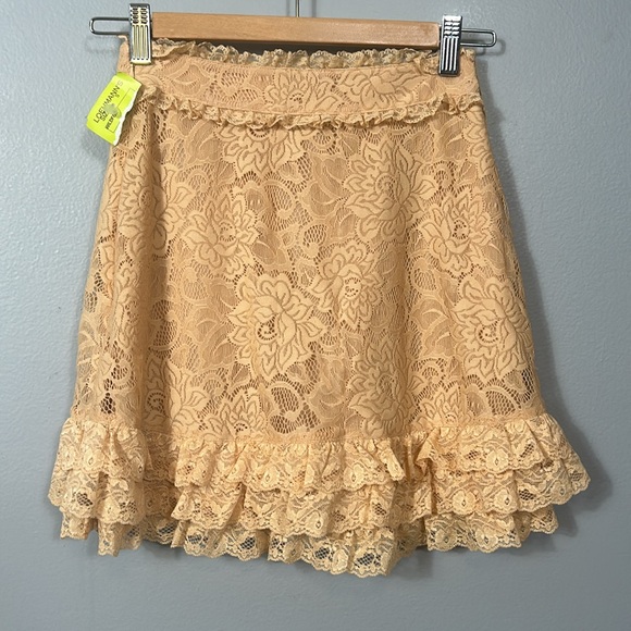 Wildfox lace mini cream ruffle skirt size small - Picture 2 of 9